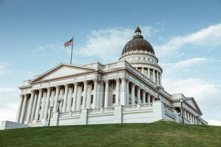 Maravilla arquitectónica: plano de ángulo bajo del edificio del Capitolio Estatal de Salt Lake City en 4K Ultra HD