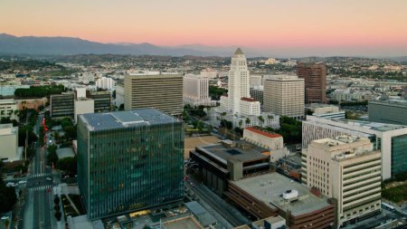 4K Ultra HD Drone imagen: Vista aérea del centro de Los Ángeles en un claro día de primavera