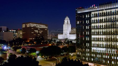 4K-Ultra-HD-Drohnenbild: Luftaufnahme der Innenstadt von Los Angeles an einem klaren Frühlingstag in der Nacht 