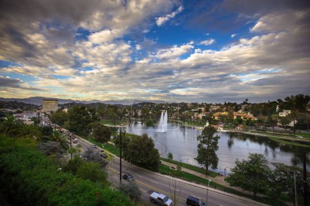 4K Ultra HD Drone imagen: Lago Echo Park y barrio de moda en Los Ángeles
