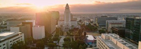 4K Ultra HD Drohnenbild: Luftaufnahme der Innenstadt von Los Angeles an einem klaren Frühlingstag