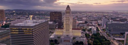 4K Ultra HD Drohnenbild: Luftaufnahme der Innenstadt von Los Angeles an einem klaren Frühlingstag