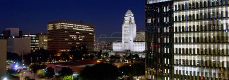 4K Ultra HD Drone image: Vista aérea en la noche del centro de Los Ángeles en un claro día de primavera en la noche 