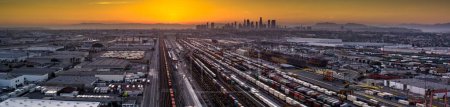 Imagen 4K Ultra HD: Aerial Shot of Intermodal Train and Trucking Distribution Yard en Vernon, California