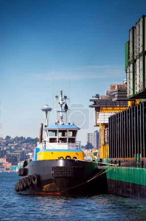 4K-Ultra-HD-Bild: Schlepper manövrieren Frachtschiff im Hafen von Long Beach