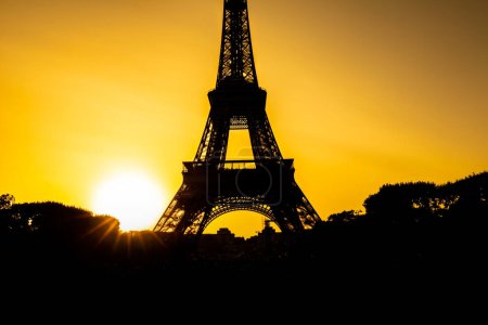 4K-Ultra-HD-Bild: Weiche Bewegung der Pariser Skyline mit Eiffelturm bei Sonnenuntergang