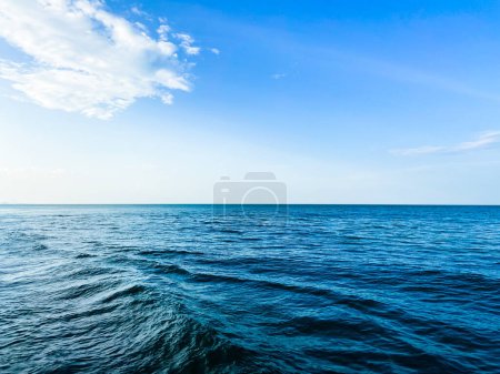 Foto de Tranquil horizonte oceánico con idílico cielo azul y olas onduladas. - Imagen libre de derechos