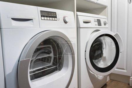 Waschmaschinen, Trockner und andere Haushaltsgeräte im Haus.