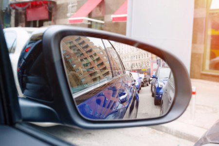 Foto de Espejo de automóvil de cerca. Reflejo de los coches en un espejo. - Imagen libre de derechos