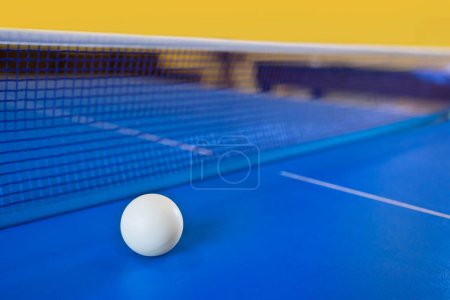 Foto de Una pelota blanca para tenis de mesa o ping pong. - Imagen libre de derechos