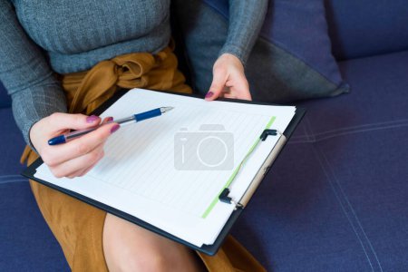 Foto de Bloc de notas para escribir en las manos femeninas del médico. Psicoterapia problemas sociales concepto de adicción. - Imagen libre de derechos