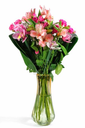 Bouquet coloré de fleurs dans un vase isolé sur un fond blanc. Photographie verticale.