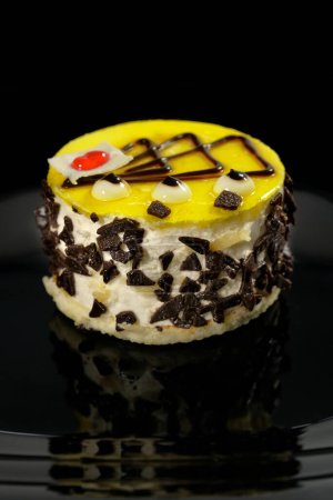 Téléchargez les photos : Gâteau au dessert sur fond noir dans un restaurant, gros plan. - en image libre de droit