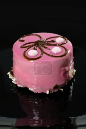 Téléchargez les photos : Gâteau au dessert sur fond noir dans un restaurant, gros plan. Image verticale. - en image libre de droit