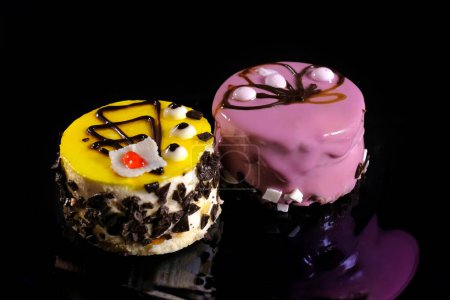 Téléchargez les photos : Dessert morceaux de gâteau sur fond noir, gros plan. - en image libre de droit