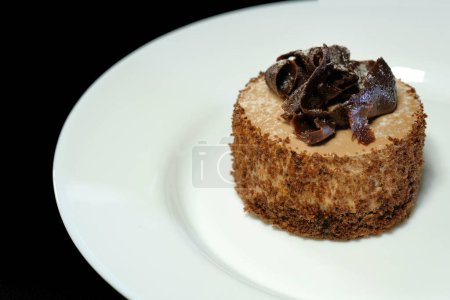 Téléchargez les photos : Une portion de gâteau au chocolat dans une assiette, gros plan. dessert sucré. - en image libre de droit