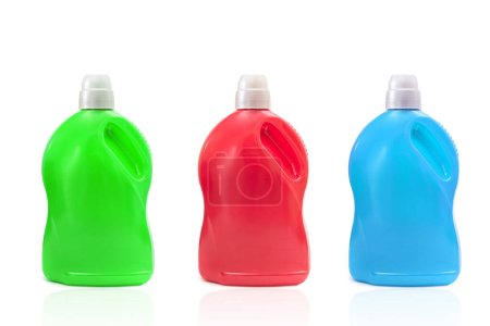 Foto de Envases de plástico de detergente aislado sobre fondo blanco. - Imagen libre de derechos
