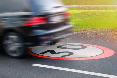 Ein fahrendes Auto, das gegen die Verkehrsregeln verstößt und die Höchstgeschwindigkeit auf 30 begrenzt.