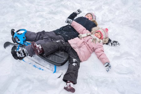 Téléchargez les photos : Les enfants jouent à l'extérieur en hiver. Vacances d'hiver. - en image libre de droit