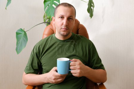 Foto de Hombre deprimido que sufre de depresión sentado en casa que sufre de trastorno de estrés postraumático. Concepto de salud mental - Imagen libre de derechos