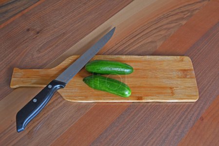 Téléchargez les photos : Hacher le concombre pour faire de la salade. - en image libre de droit