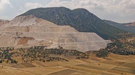 Foto de Montañas destruidas por canteras de mármol. Lago Burdur Yarsl en Turquía. - Imagen libre de derechos