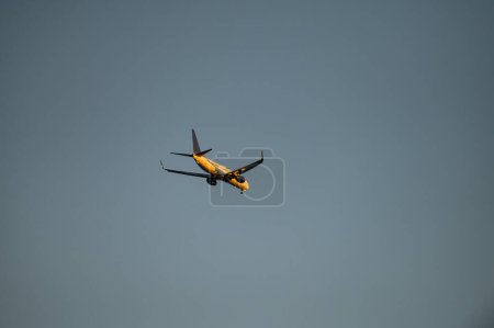 Foto de Un avión de pasajeros aterrizando. Avión de pasajeros volando en el cielo. Aviones abriendo el tren de aterrizaje. - Imagen libre de derechos
