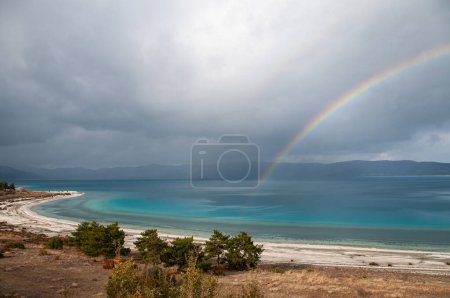 Foto de Arco iris sobre el lago Salda en Turquía. - Imagen libre de derechos