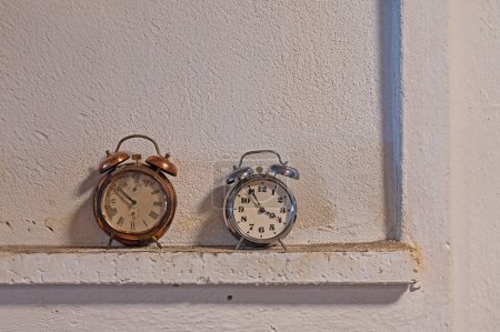 Foto de Relojes de alarma alemanes y checos en una vieja pared. - Imagen libre de derechos