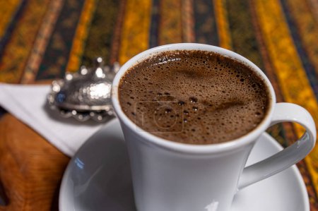 Téléchargez les photos : Café de cumin noir turc dans une tasse, gros plan. - en image libre de droit