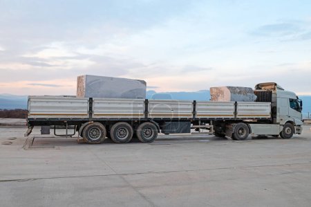 Téléchargez les photos : Camion transportant des blocs de marbre au port. - en image libre de droit