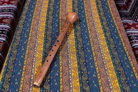 Foto de Instrumento musical turco "Zurna" sobre un mantel tejido localmente. - Imagen libre de derechos
