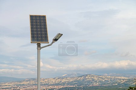 Téléchargez les photos : Lampadaire solaire et panneau. - en image libre de droit