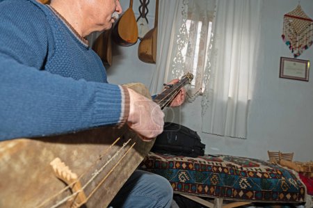 Foto de Guembri es un instrumento musical típico de la cultura marroquí. También se conoce como Gimbri, Sintir o Hejhoujis. - Imagen libre de derechos