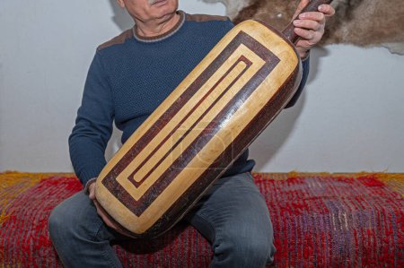 Foto de Guembri es un instrumento musical típico de la cultura marroquí. También se conoce como Gimbri, Sintir o Hejhoujis. - Imagen libre de derechos