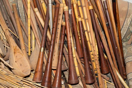 Foto de Varios instrumentos de viento en un almacén de taller donde se fabrican instrumentos musicales. - Imagen libre de derechos