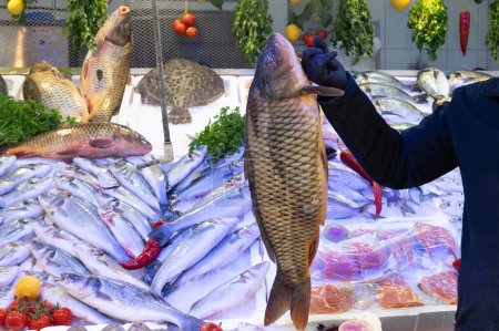 Frischer Fisch auf einem Fischmarkt in der Türkei.