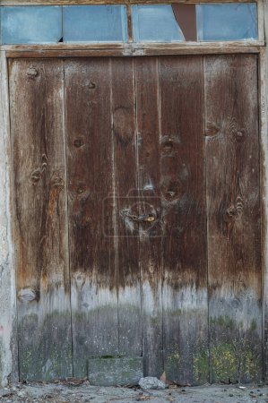 Die verschlossene Tür eines alten, historischen Gebäudes. Burdur, Türkei