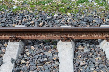 Aparato de conexión de hierro que conecta el carril con el durmiente en el ferrocarril. Soporte oxidado para vías férreas.