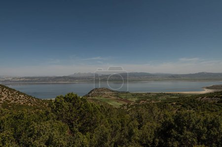 Foto de La vista del Lago Burdur, que tiene estatus de Ramsar en Turquía, desde la zona boscosa. - Imagen libre de derechos