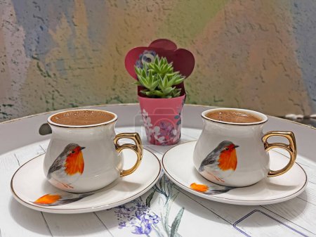Téléchargez les photos : Café turc traditionnel dans des tasses à motifs d'oiseaux. - en image libre de droit
