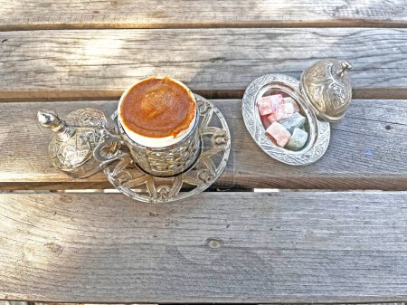 Téléchargez les photos : Café turc traditionnel et délice turc sur une table en bois. - en image libre de droit