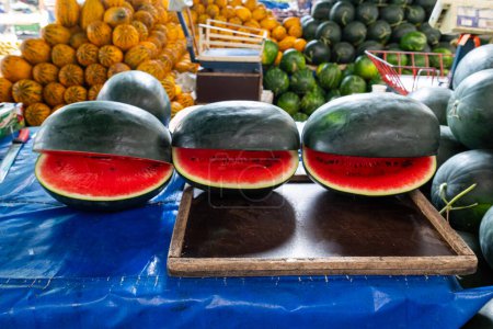 Téléchargez les photos : Pastèque à vendre au marché aux fruits tropicaux local - en image libre de droit