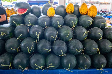 Téléchargez les photos : Pastèque à vendre au marché aux fruits tropicaux local. - en image libre de droit