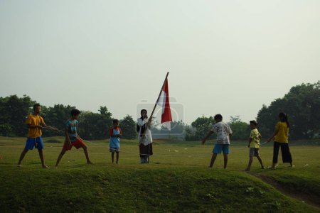 Téléchargez les photos : Les enfants couraient alors qu'ils portaient le drapeau rouge et blanc, le drapeau national indonésien. tangerang, 6 août 2023. - en image libre de droit