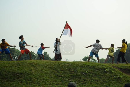 Téléchargez les photos : Les enfants couraient alors qu'ils portaient le drapeau rouge et blanc, le drapeau national indonésien. tangerang, 6 août 2023. - en image libre de droit