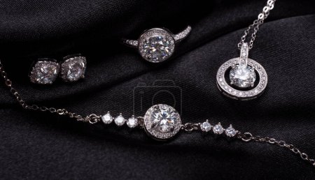 Foto de Hermosa plata engastada con diamantes sobre un fondo negro - Imagen libre de derechos