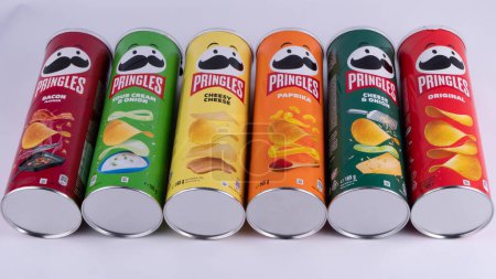 Foto de Vasylkiv, Ucrania - 10 de julio de 2023: Pringles chips en envases originales con diferentes sabores - Imagen libre de derechos