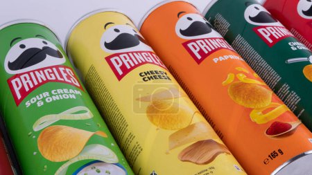 Téléchargez les photos : Vasylkiv, Ukraine - Juillet 10, 2023 : Pringles puces dans l'emballage d'origine avec différentes saveurs - en image libre de droit