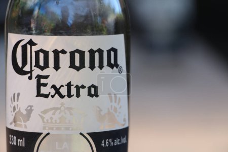 Foto de Corona botella extra cerrar pantalla izquierda azul y blanco con fondo borroso - Imagen libre de derechos